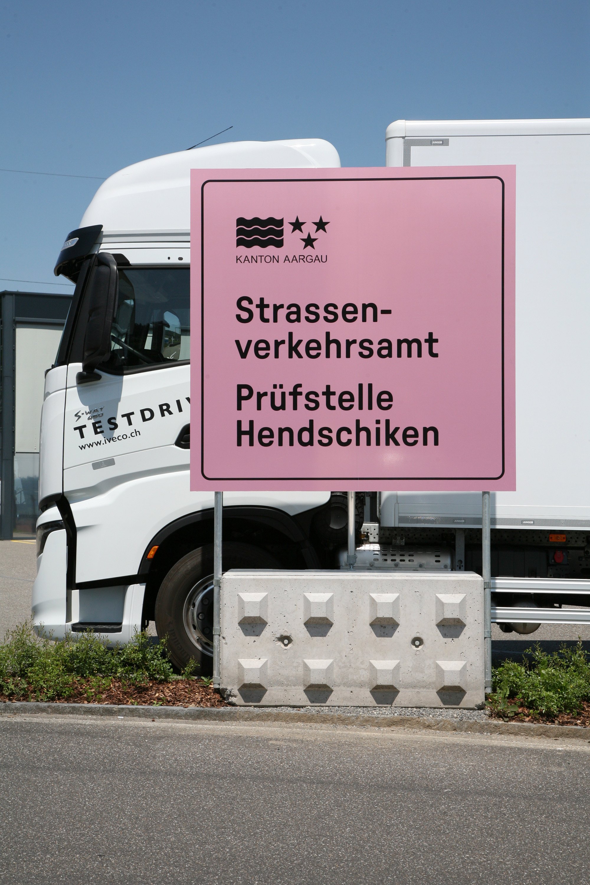 kong signaletik wayfinding strassenverkehrsamt aarau hendschiken 2023