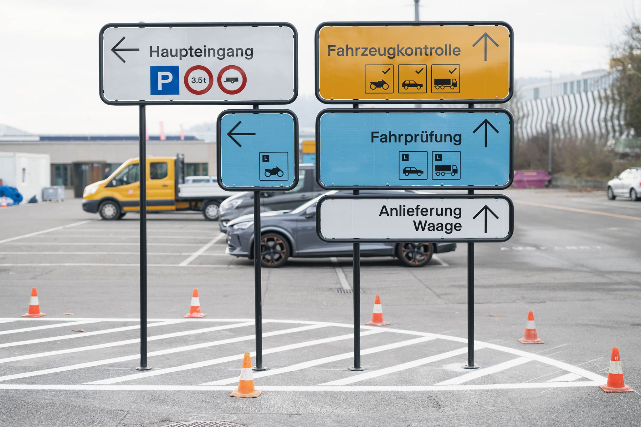 kong signaletik wayfinding strassenverkehrsamt aargau schafisheim 2025
