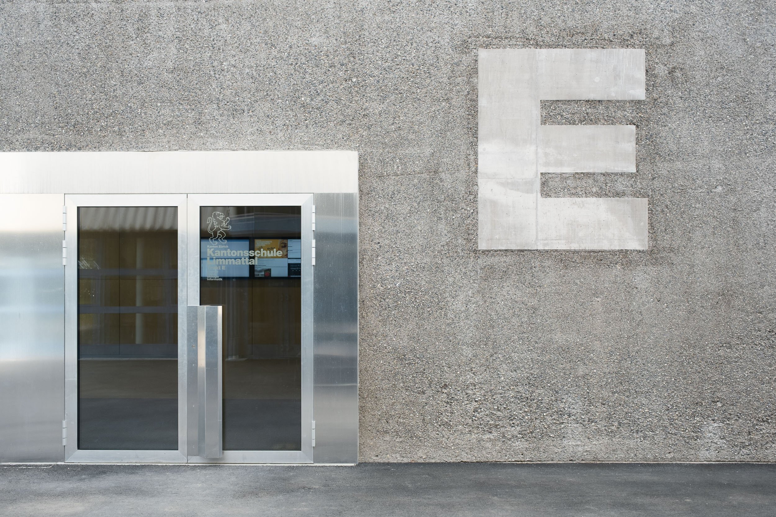 kong signaletik wayfinding kantonsschule limmattal zürich 2025